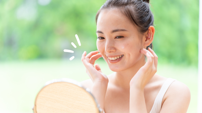 スキンケアをする女性