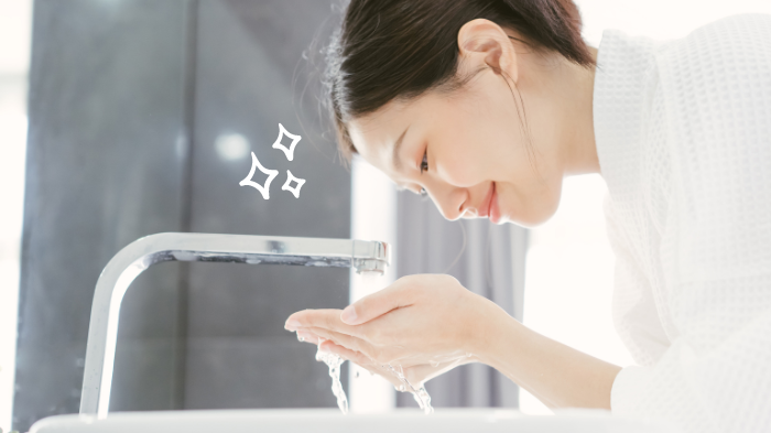 洗顔をする女性