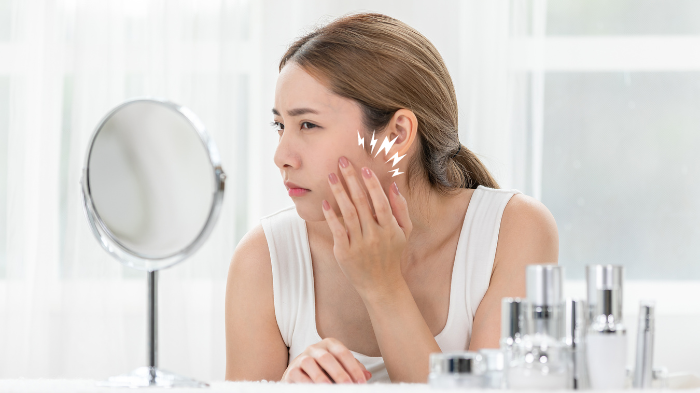 肌を確認する女性